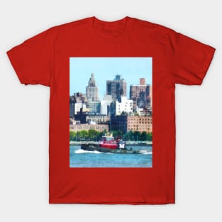 Manhattan NY - Tugboat Against Manhattan Skyline T-Shirt